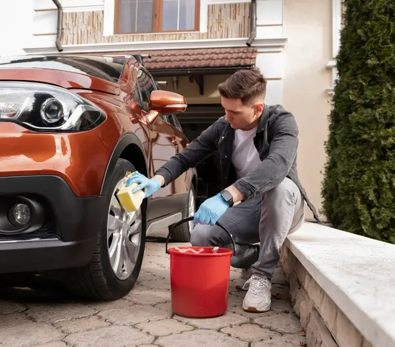 Lavage auto à domicile Le Bar-sur-Loup : professionnel intervenant sur un véhicule